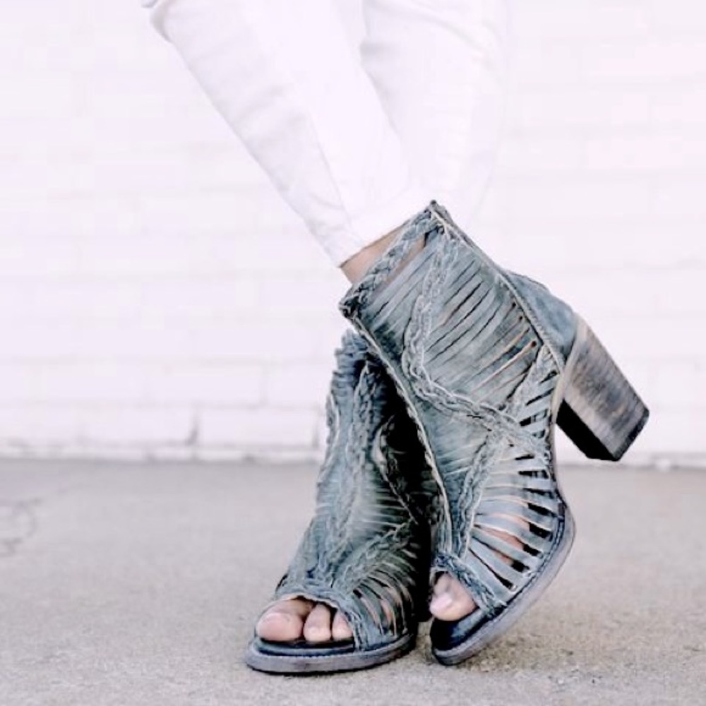 Freebird Bella Blue sandals. Size 10